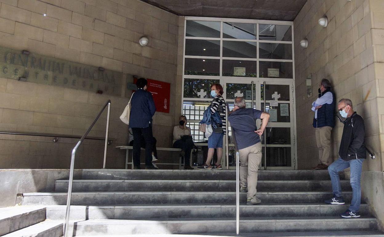 Pacientes esperan a las puertas de un centro de salud valenciano.