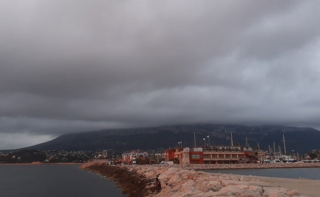 Imagen principal - El Montgó y la zonas de las Rotas, coronadas por las nubes.  C.P.