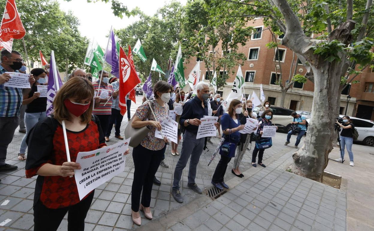 Miembros de los sindicatos durante la protesta a las puertas de la Conselleria de Sanidad, en Valencia.