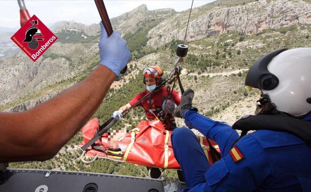 El grupo especial de rescate sube al herido al helicóptero. 