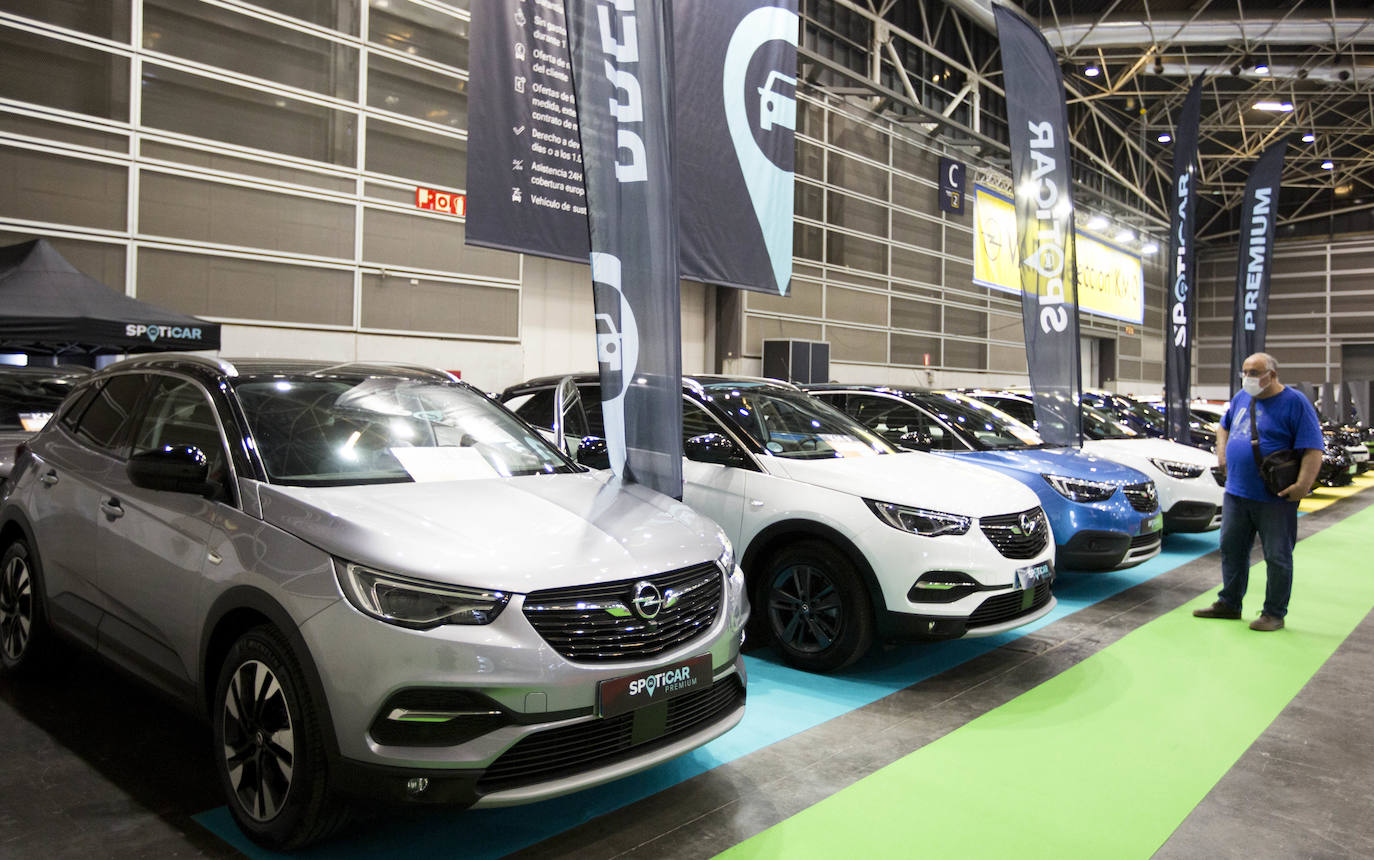 Preparativos en Feria Valencia para la celebración del Salón del Automovil 2021. 