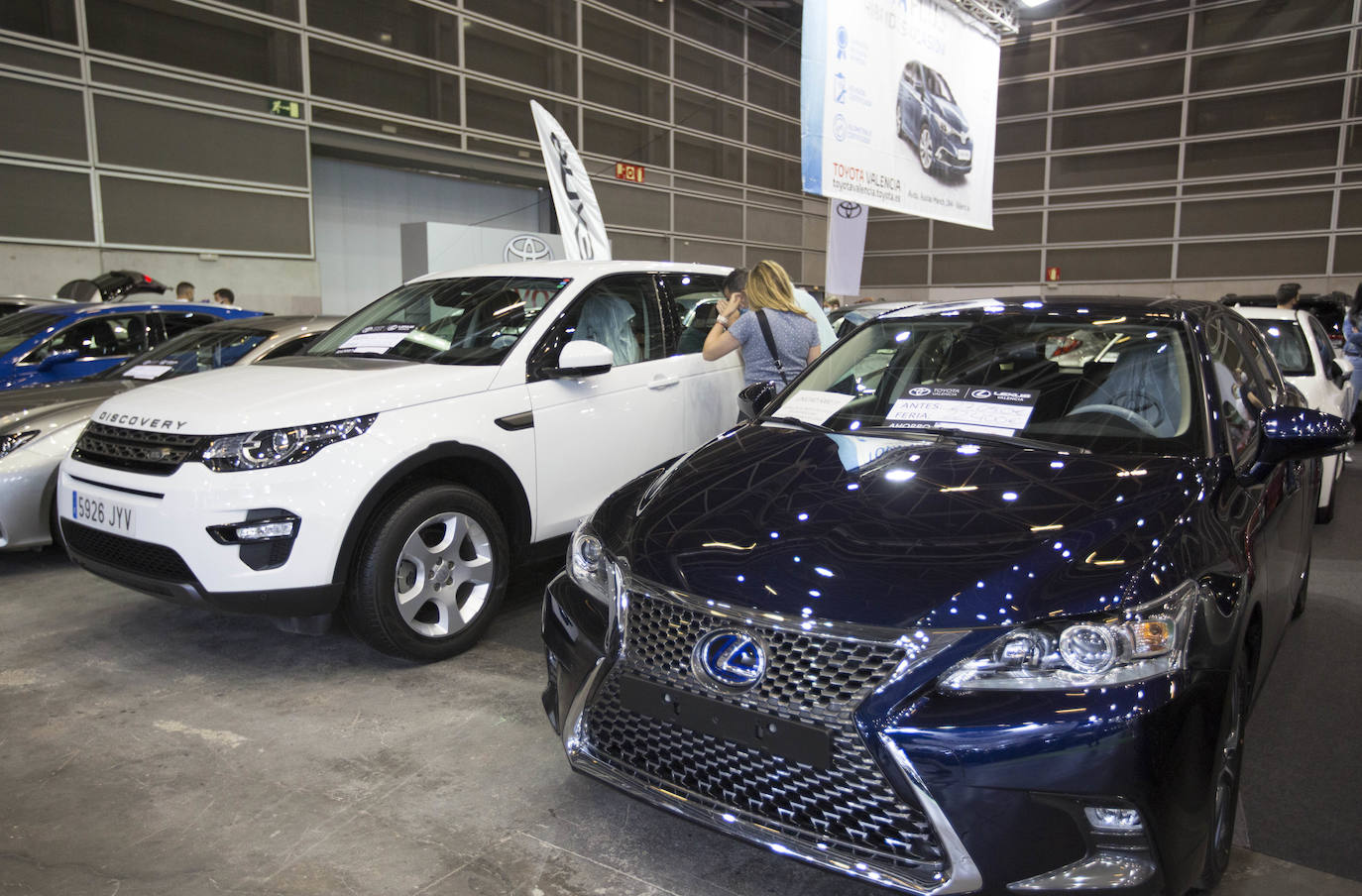 Feria Valencia acoge desde el este jueves 3 de junio hasta el domingo 6 la décimotercera edición de la Feria del Vehículo Selección Ocasión, el primer gran salón 100% presencial que se celebrará este año en Feria Valencia. Los compradores encontrarán una flota de coches en oferta de 1.500 unidades de vehículos de ocasión, seminuevos, km 0 y gerencia. Todas estas marcas presentan descuentos especiales para los días de feria y que, en término medio, oscilan entre los 6.000 y 12.000 euros respecto a su precio medio de mercado. La oferta se distribuirá a lo largo de 25.000 metros cuadrados de superficie expositiva, los correspondientes a los pabellones 1 y 2 del Nivel 3 de Feria Valencia, a los que se sumará el Distribuidor Central del recinto ferial. 