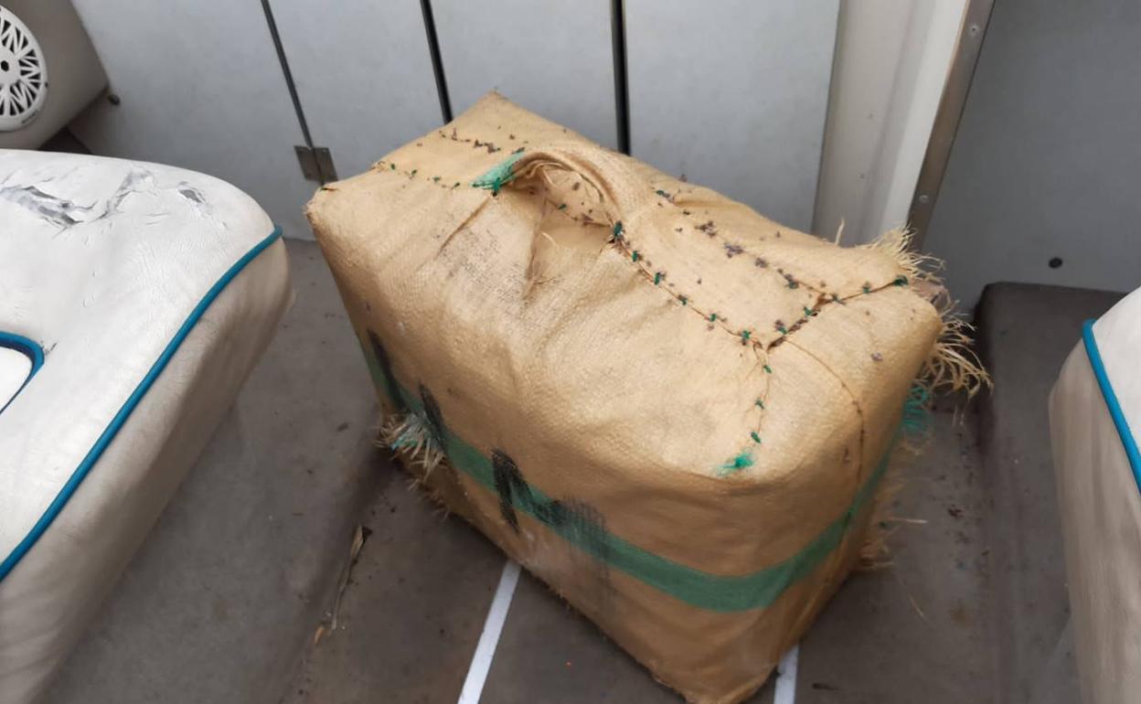 El fardo de hachís encontrado por un nadador. 