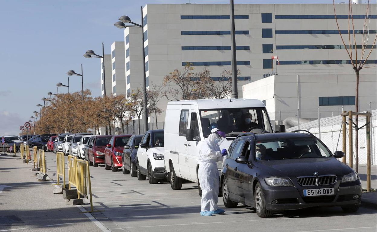 Personal sanitario durante la toma de muestras para realizar pruebas PCR en el hospital de campaña de La Fe.