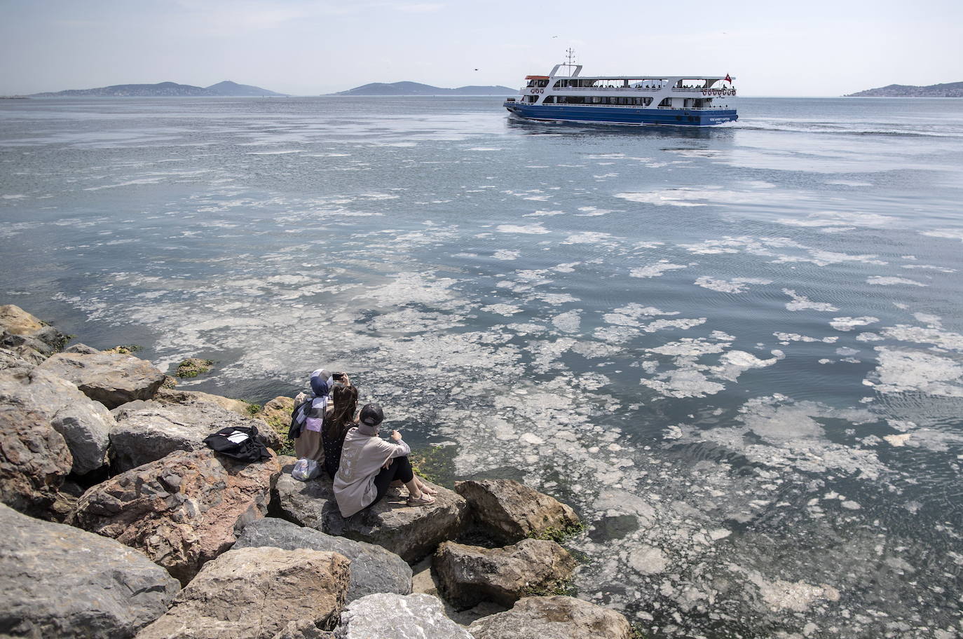 El calentamiento global ha hecho que una capa de mucosidad se extienda por el mar de Mármara, en Turquía. La sustancia se forma como resultado de la proliferación de microalgas. La principal razón de este fenómeno es que la temperatura del agua en el mar se encuentra 2,5 grados por encima de la media de los últimos 40 años.