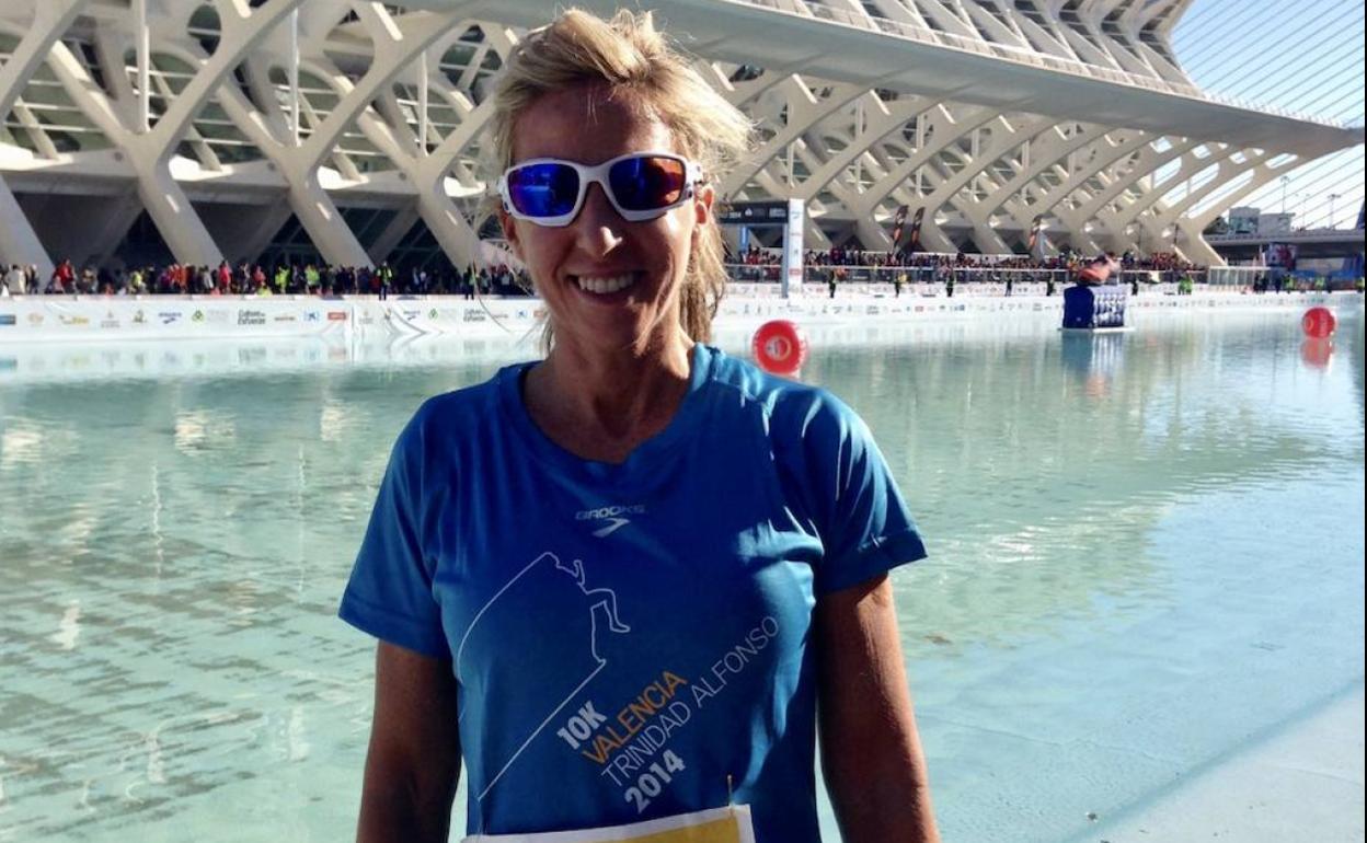 Marta Torrado, junto a la pasarela azul de la Ciutat de les Arts i les Ciències. 