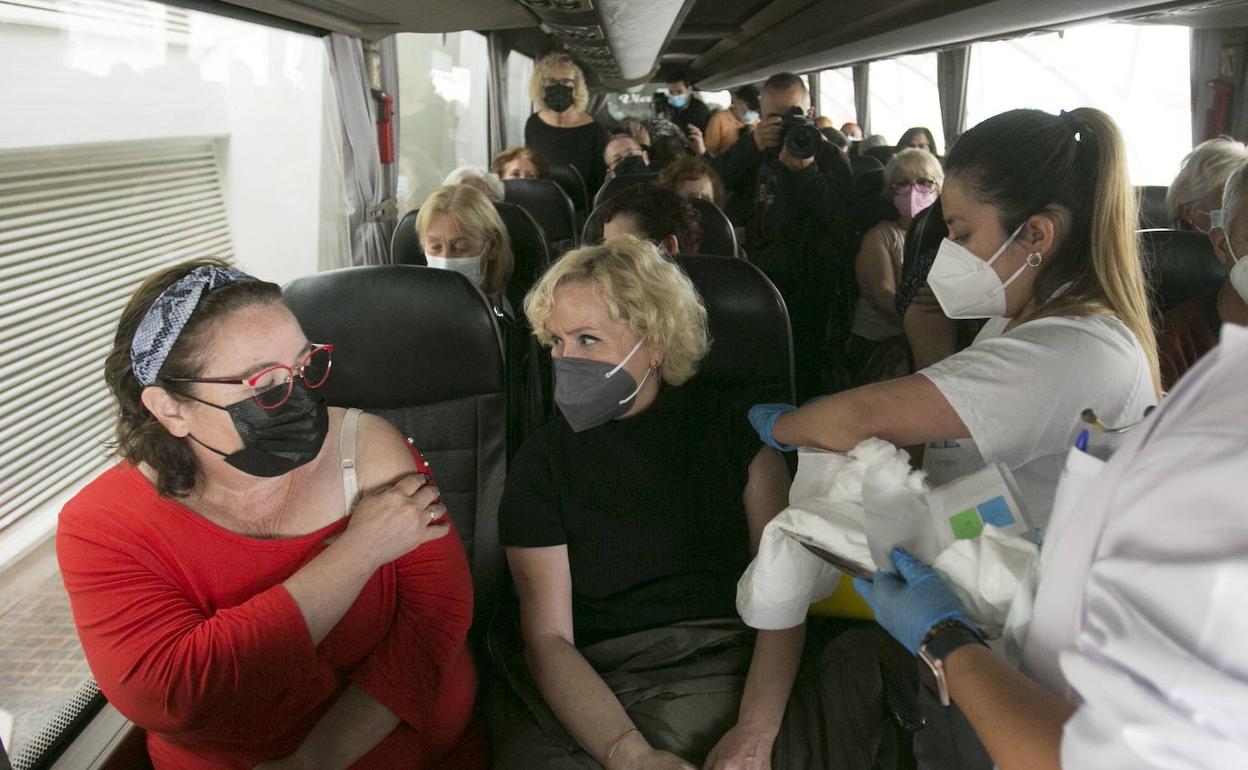 Vacunación en el interior de un autobús en la Ciudad de las Artes y las Ciencias.