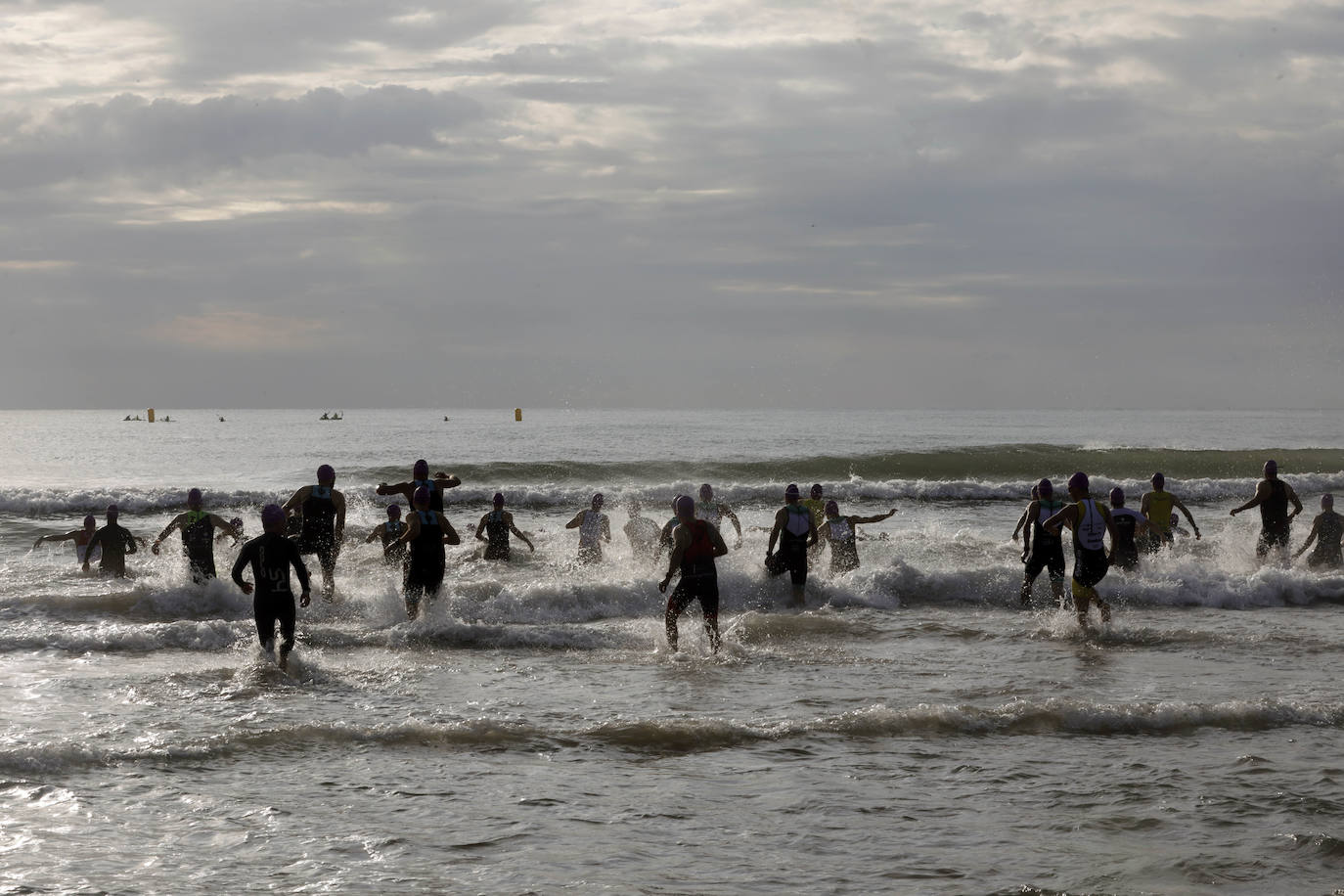 Valencia ha albergado el I Triatlón València-Platja Cabanyal, que ha discurrido por el barrio marítimo. Organizado por el Club de Triatlón 'Corre-Cuita', se ha desarrollado a lo largo de un recorrido de 25,7 kilómetros de distancia: 750 metros de natación, 20 km de ciclismo y 5 km de carrera a pie.