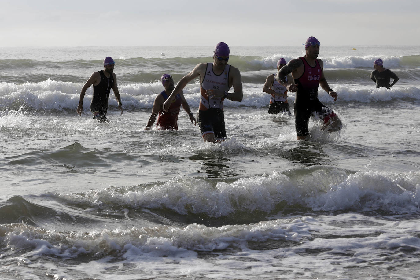 Valencia ha albergado el I Triatlón València-Platja Cabanyal, que ha discurrido por el barrio marítimo. Organizado por el Club de Triatlón 'Corre-Cuita', se ha desarrollado a lo largo de un recorrido de 25,7 kilómetros de distancia: 750 metros de natación, 20 km de ciclismo y 5 km de carrera a pie.