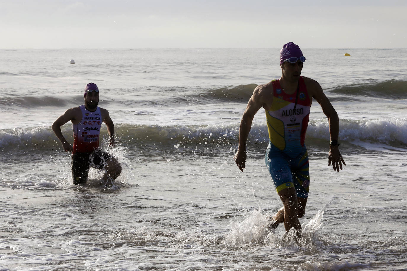 Valencia ha albergado el I Triatlón València-Platja Cabanyal, que ha discurrido por el barrio marítimo. Organizado por el Club de Triatlón 'Corre-Cuita', se ha desarrollado a lo largo de un recorrido de 25,7 kilómetros de distancia: 750 metros de natación, 20 km de ciclismo y 5 km de carrera a pie.