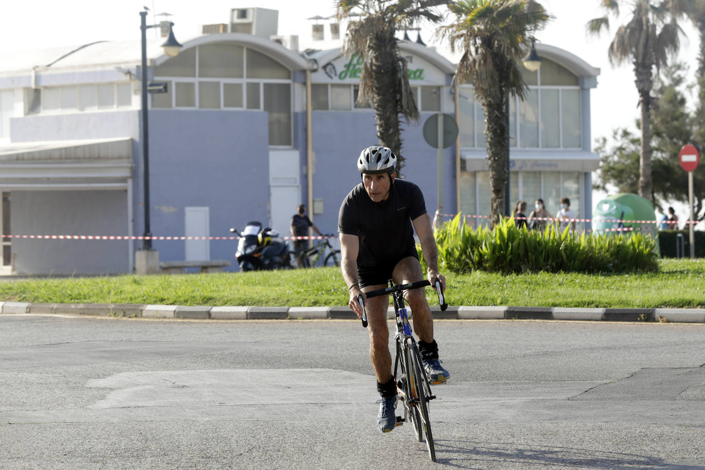 Valencia ha albergado el I Triatlón València-Platja Cabanyal, que ha discurrido por el barrio marítimo. Organizado por el Club de Triatlón 'Corre-Cuita', se ha desarrollado a lo largo de un recorrido de 25,7 kilómetros de distancia: 750 metros de natación, 20 km de ciclismo y 5 km de carrera a pie.