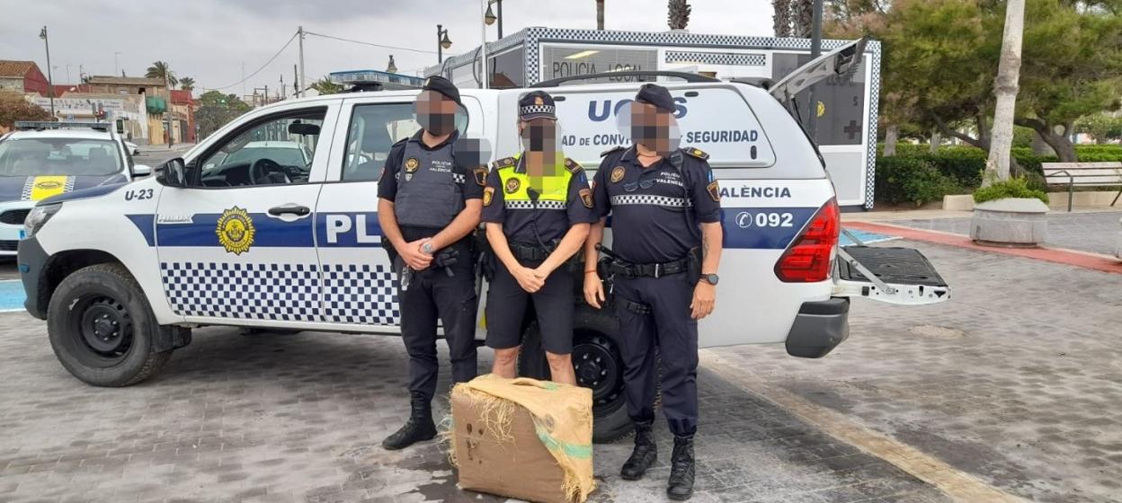 Agentes de la Policía Local, junto al nuevo fardo intervenido. lp