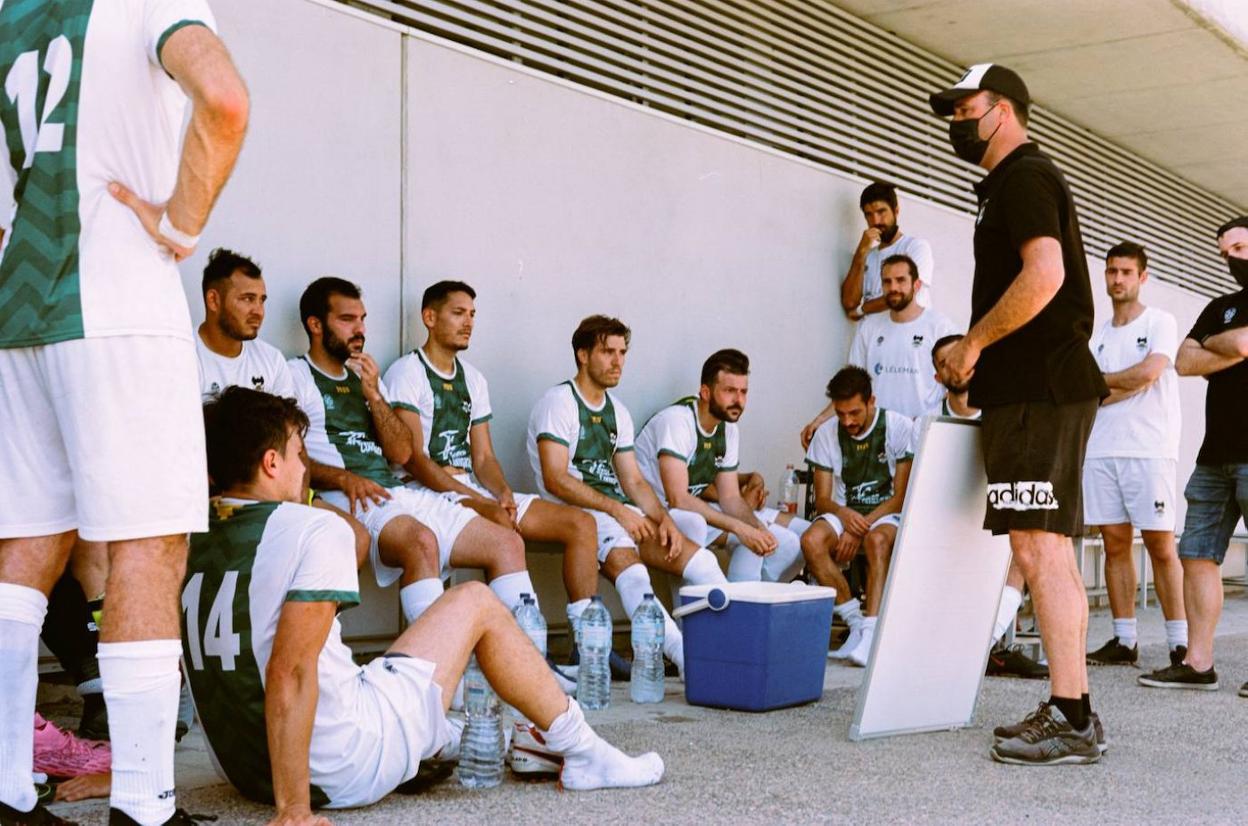 Los jugadores del Cuenca-Mestallistes atienden a una charla del técnico del club valenciano. C. M.