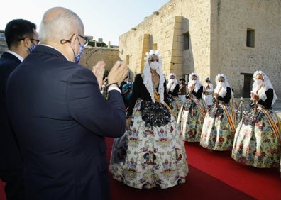 Imagen secundaria 1 - Recepcción oficial a las candidatas a bellea del foc, este domingo en Alicante. 