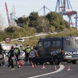 Control policial en el acceso a El Saler. 