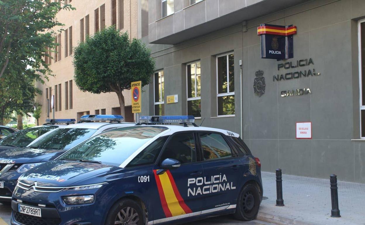 Vehículos de la Policía Nacional estacionados en una comisaría.