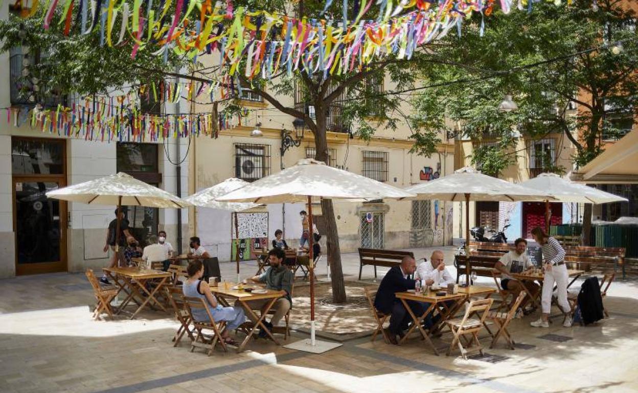 Gente tomando algo en una terraza en el centro de Valencia