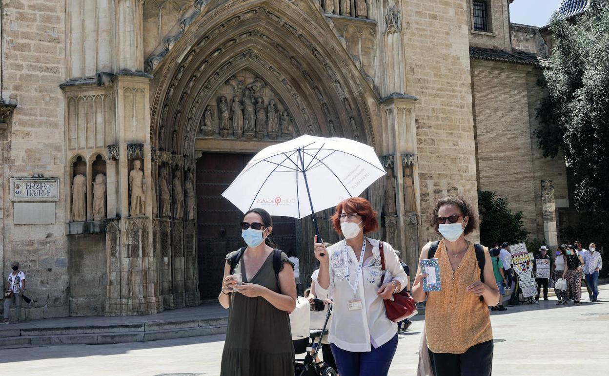 Turistas pasean por el centro de Valencia.