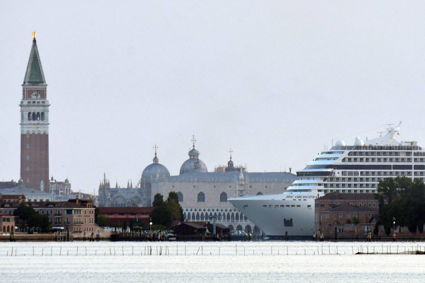 Italia relaja las medidas anticovid y los primeros turistas del verano llegan a la ciudad de Venecia. Los cruceros ya cruzan el canal, ante la protesta de algunos ciudadanos, pero la capital del romanticismo ha recuperado las colas y la multitud de visitantes en sus calles, góndolas y monumentos.