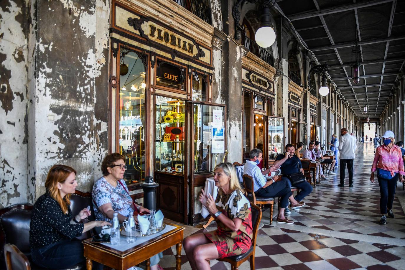 Italia relaja las medidas anticovid y los primeros turistas del verano llegan a la ciudad de Venecia. Los cruceros ya cruzan el canal, ante la protesta de algunos ciudadanos, pero la capital del romanticismo ha recuperado las colas y la multitud de visitantes en sus calles, góndolas y monumentos.