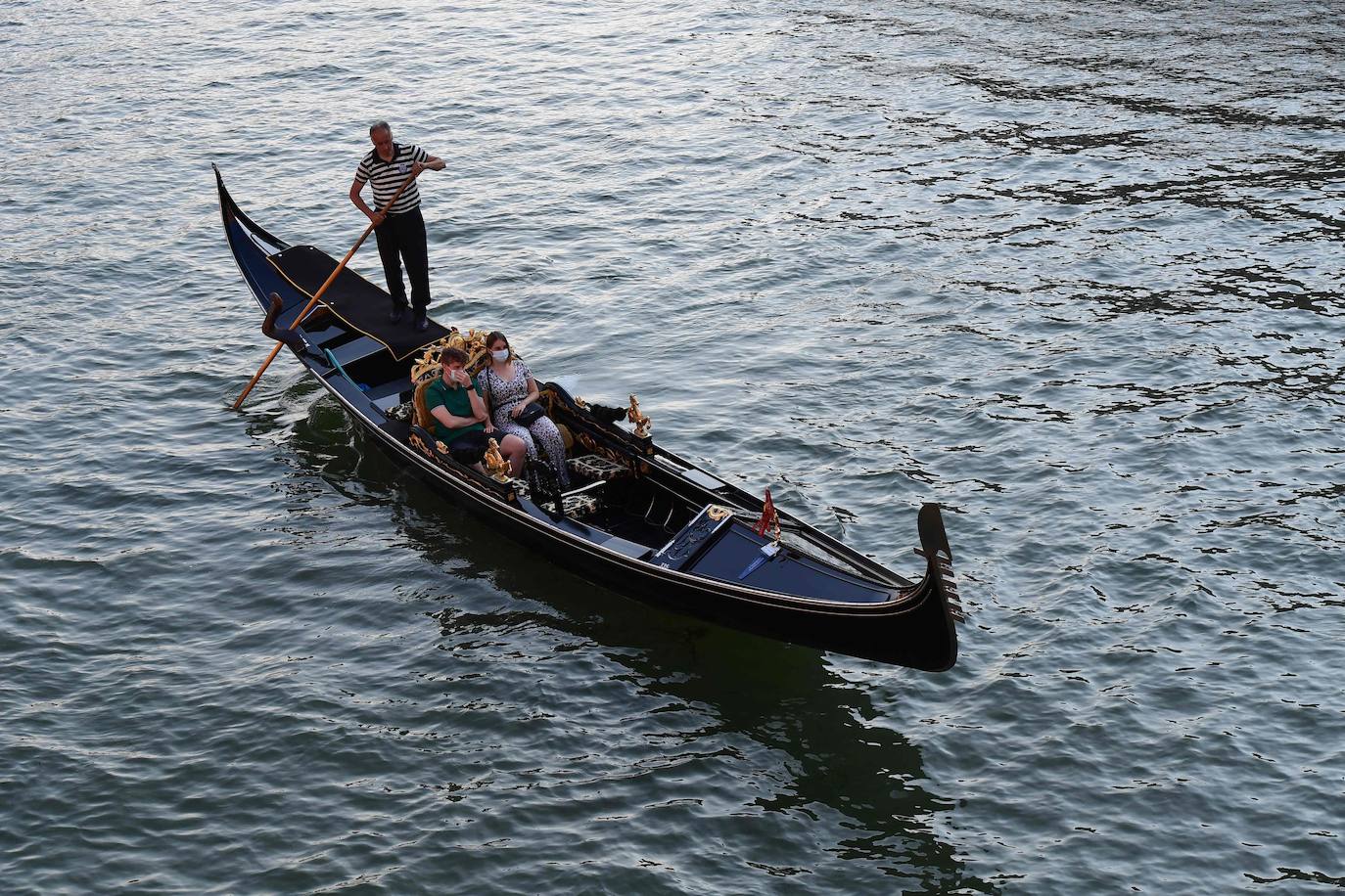 Italia relaja las medidas anticovid y los primeros turistas del verano llegan a la ciudad de Venecia. Los cruceros ya cruzan el canal, ante la protesta de algunos ciudadanos, pero la capital del romanticismo ha recuperado las colas y la multitud de visitantes en sus calles, góndolas y monumentos.