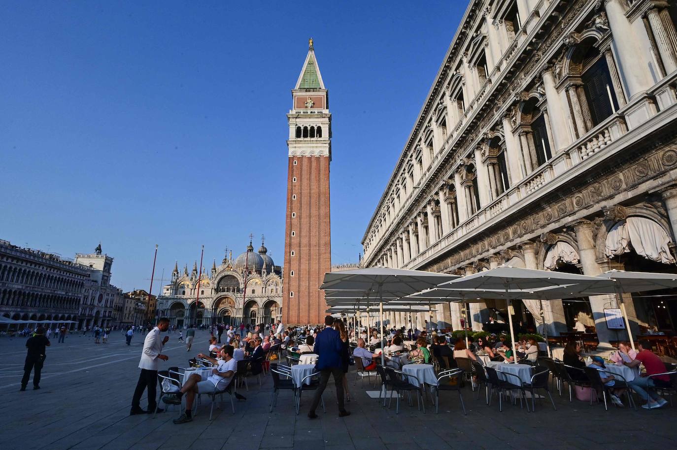 Italia relaja las medidas anticovid y los primeros turistas del verano llegan a la ciudad de Venecia. Los cruceros ya cruzan el canal, ante la protesta de algunos ciudadanos, pero la capital del romanticismo ha recuperado las colas y la multitud de visitantes en sus calles, góndolas y monumentos.