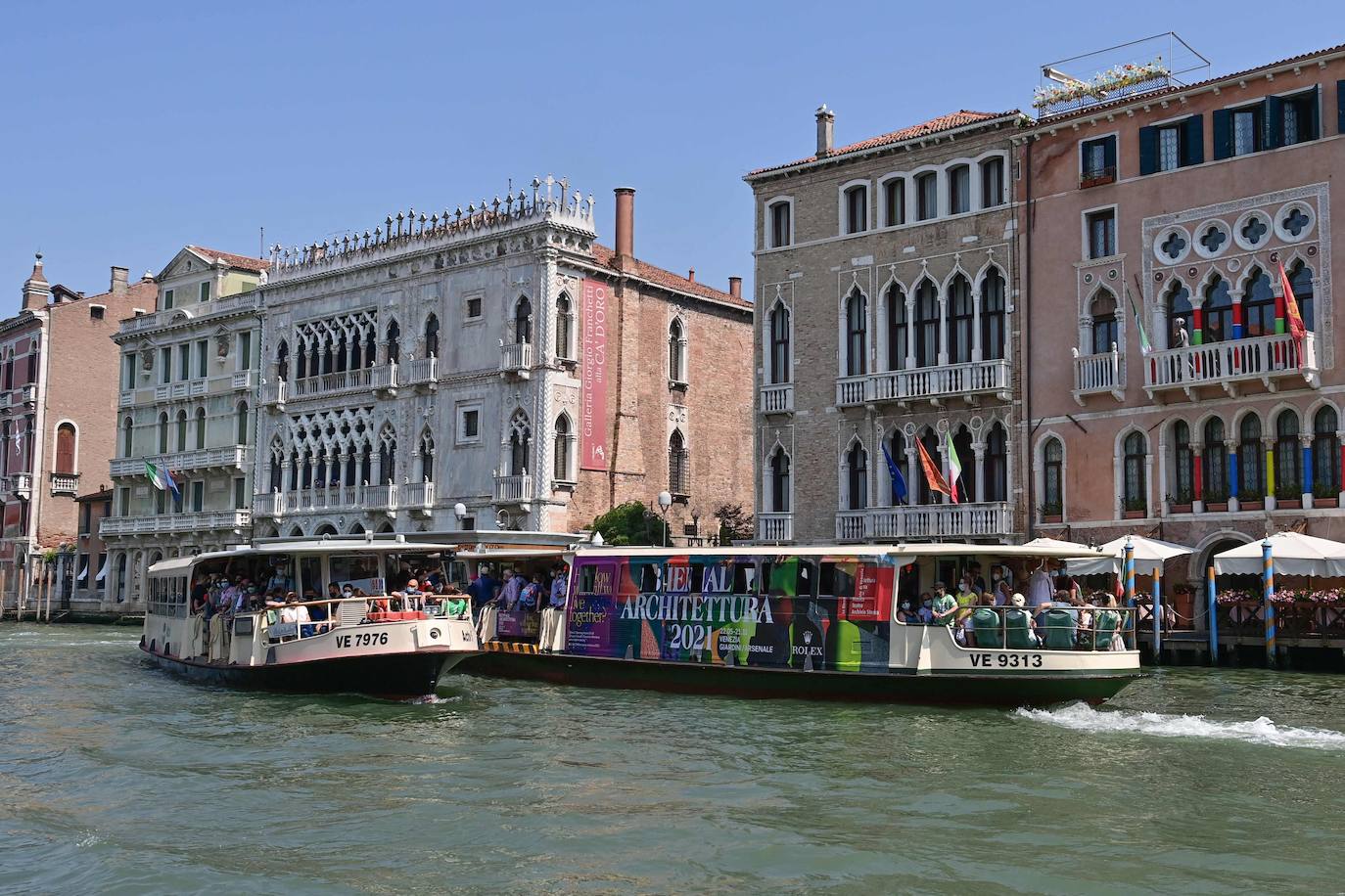 Italia relaja las medidas anticovid y los primeros turistas del verano llegan a la ciudad de Venecia. Los cruceros ya cruzan el canal, ante la protesta de algunos ciudadanos, pero la capital del romanticismo ha recuperado las colas y la multitud de visitantes en sus calles, góndolas y monumentos.