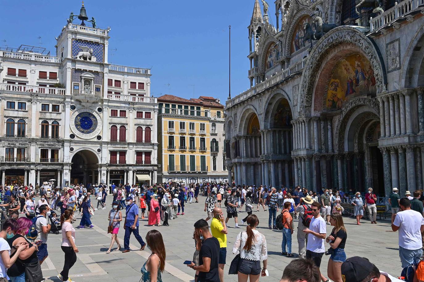 Italia relaja las medidas anticovid y los primeros turistas del verano llegan a la ciudad de Venecia. Los cruceros ya cruzan el canal, ante la protesta de algunos ciudadanos, pero la capital del romanticismo ha recuperado las colas y la multitud de visitantes en sus calles, góndolas y monumentos.