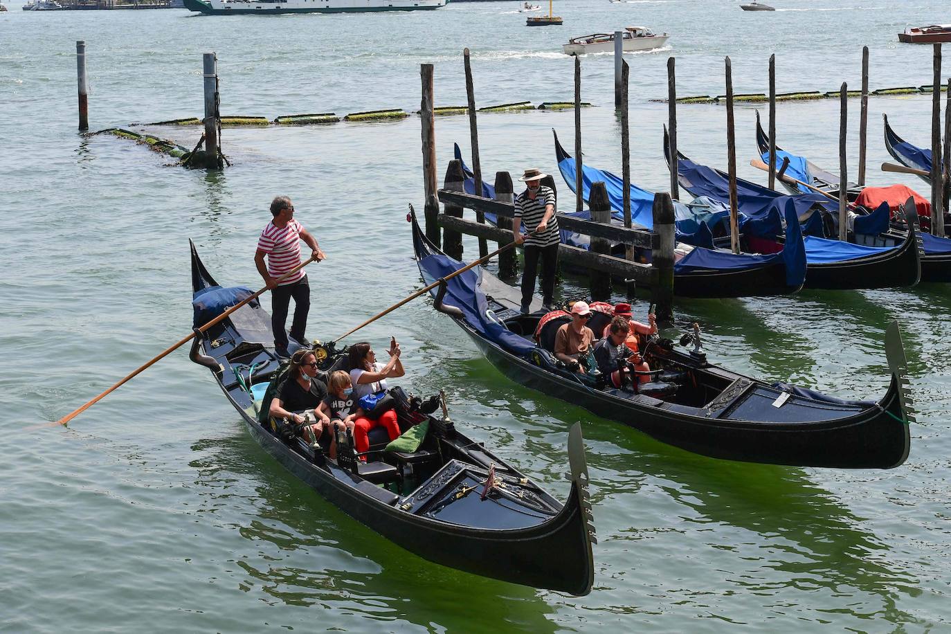 Italia relaja las medidas anticovid y los primeros turistas del verano llegan a la ciudad de Venecia. Los cruceros ya cruzan el canal, ante la protesta de algunos ciudadanos, pero la capital del romanticismo ha recuperado las colas y la multitud de visitantes en sus calles, góndolas y monumentos.