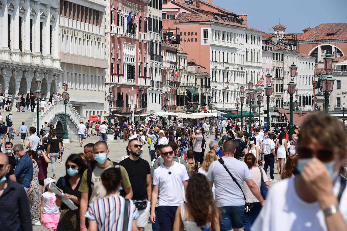 Italia relaja las medidas anticovid y los primeros turistas del verano llegan a la ciudad de Venecia. Los cruceros ya cruzan el canal, ante la protesta de algunos ciudadanos, pero la capital del romanticismo ha recuperado las colas y la multitud de visitantes en sus calles, góndolas y monumentos.