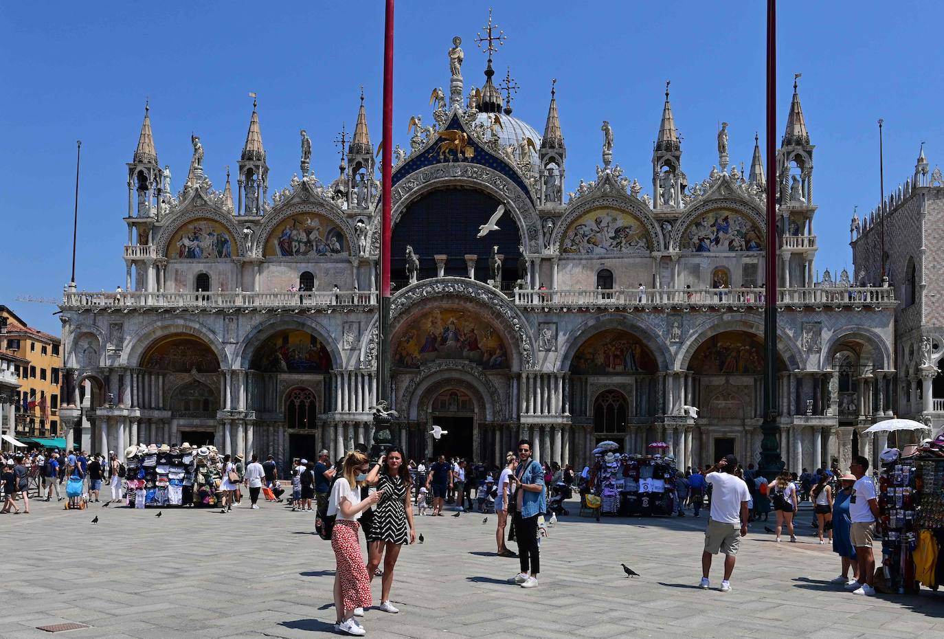 Italia relaja las medidas anticovid y los primeros turistas del verano llegan a la ciudad de Venecia. Los cruceros ya cruzan el canal, ante la protesta de algunos ciudadanos, pero la capital del romanticismo ha recuperado las colas y la multitud de visitantes en sus calles, góndolas y monumentos.