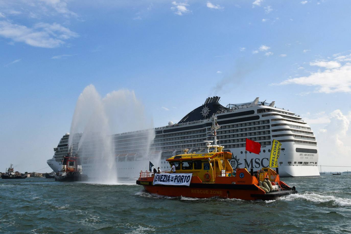 Italia relaja las medidas anticovid y los primeros turistas del verano llegan a la ciudad de Venecia. Los cruceros ya cruzan el canal, ante la protesta de algunos ciudadanos, pero la capital del romanticismo ha recuperado las colas y la multitud de visitantes en sus calles, góndolas y monumentos.