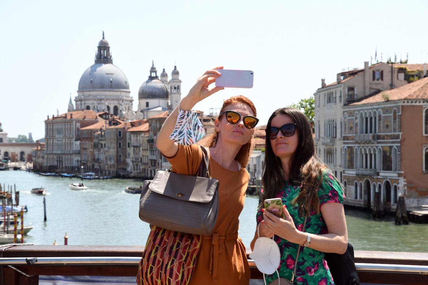 Italia relaja las medidas anticovid y los primeros turistas del verano llegan a la ciudad de Venecia. Los cruceros ya cruzan el canal, ante la protesta de algunos ciudadanos, pero la capital del romanticismo ha recuperado las colas y la multitud de visitantes en sus calles, góndolas y monumentos.