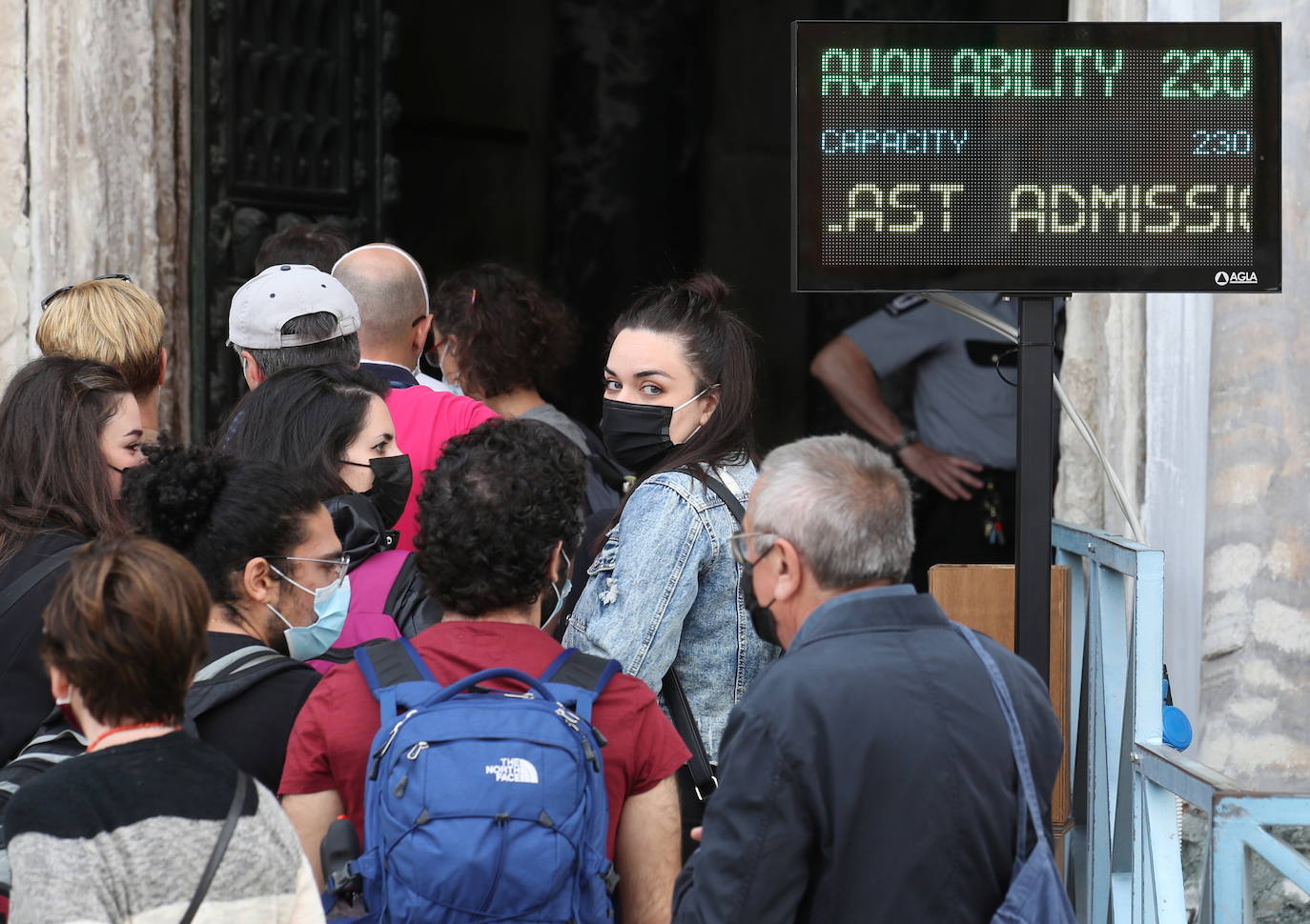 Italia relaja las medidas anticovid y los primeros turistas del verano llegan a la ciudad de Venecia. Los cruceros ya cruzan el canal, ante la protesta de algunos ciudadanos, pero la capital del romanticismo ha recuperado las colas y la multitud de visitantes en sus calles, góndolas y monumentos.