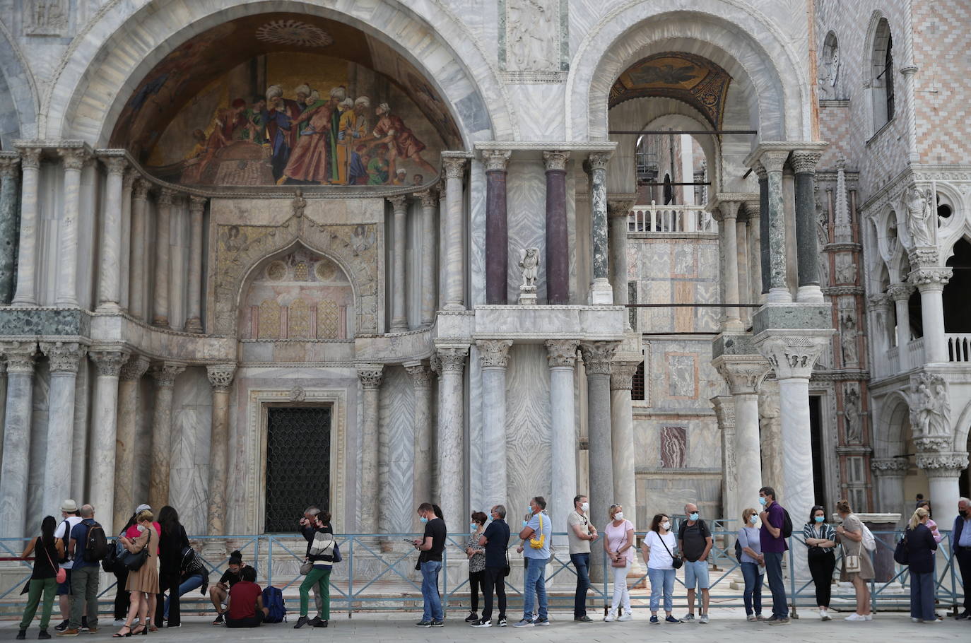 Italia relaja las medidas anticovid y los primeros turistas del verano llegan a la ciudad de Venecia. Los cruceros ya cruzan el canal, ante la protesta de algunos ciudadanos, pero la capital del romanticismo ha recuperado las colas y la multitud de visitantes en sus calles, góndolas y monumentos.