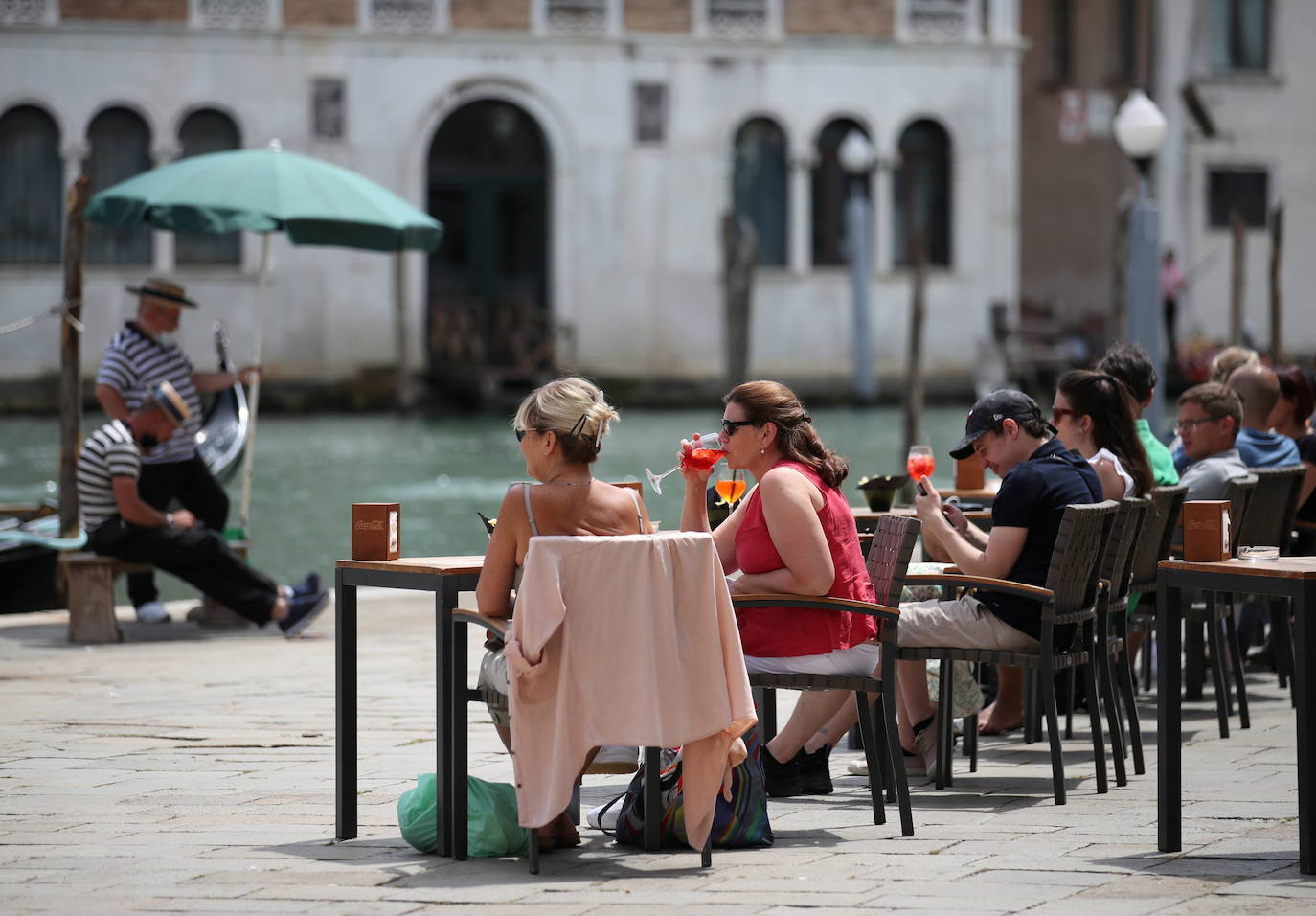 Italia relaja las medidas anticovid y los primeros turistas del verano llegan a la ciudad de Venecia. Los cruceros ya cruzan el canal, ante la protesta de algunos ciudadanos, pero la capital del romanticismo ha recuperado las colas y la multitud de visitantes en sus calles, góndolas y monumentos.