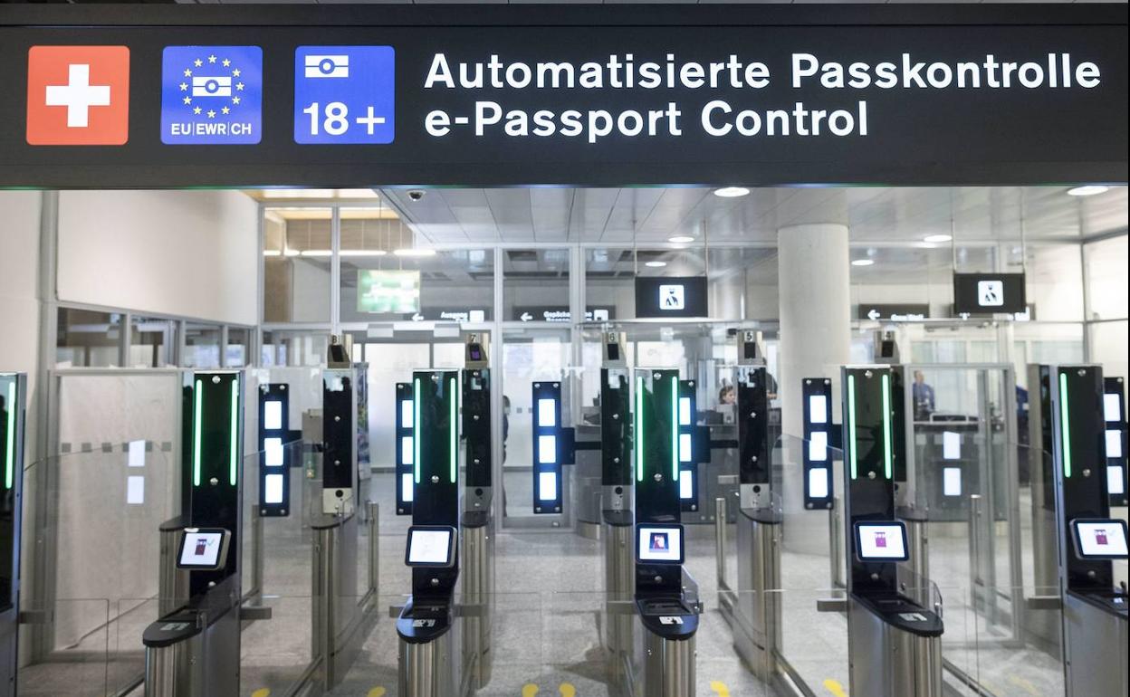 Control automático de pasaportes en un aeropuerto.