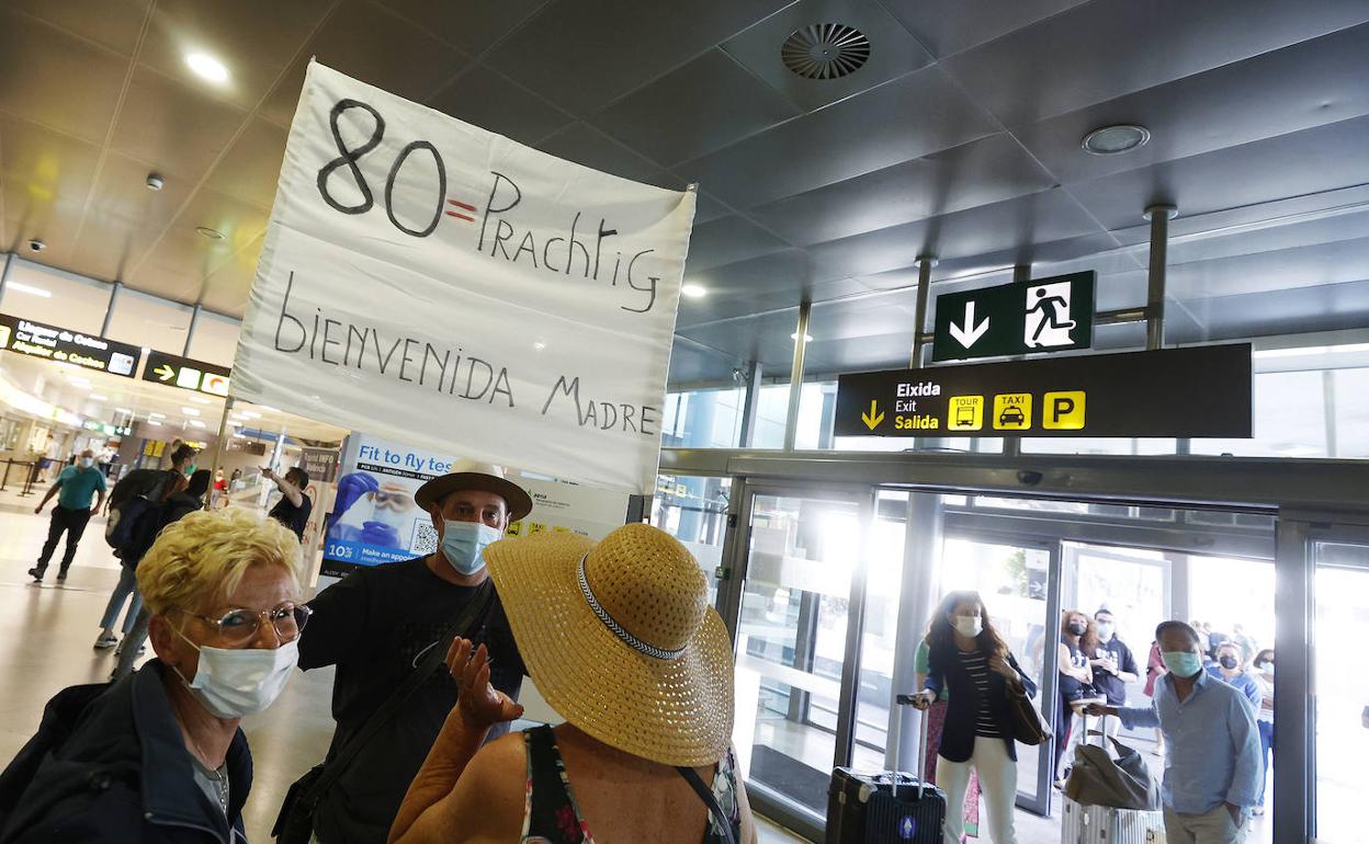 Un británico afincado en la Comunitat recibe a dos compatriotas en el aeropuerto de Manises. 