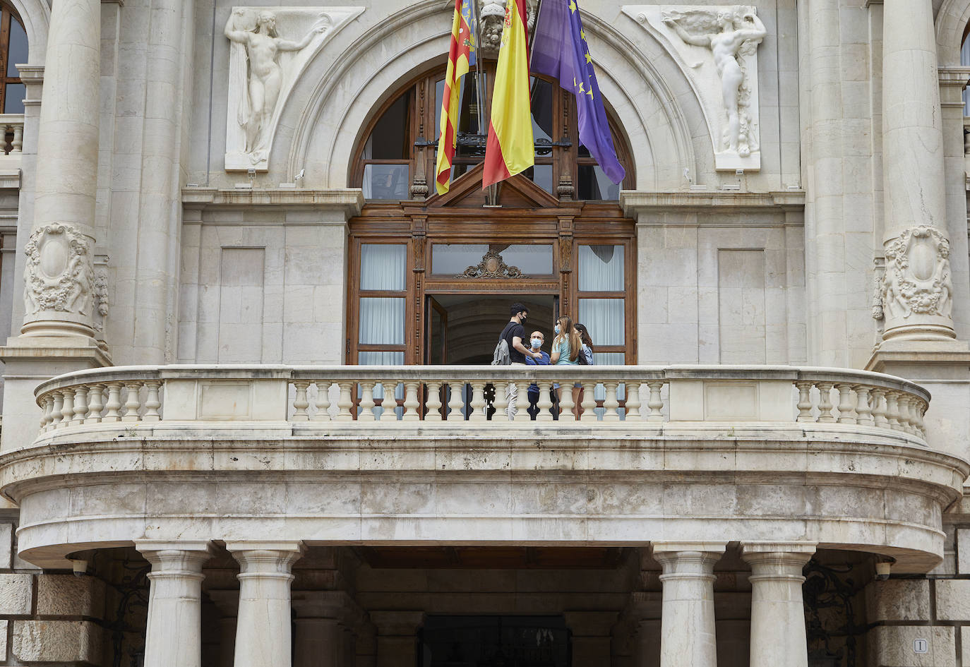 Este martes la Casa Consistorial ha vuelto a abrir sus puertas tras más de un año cerrada al público por la pandemia. Valencia ha vuelto a asomarse al balcón del Ayuntamiento de Valencia, estas son sus vistas.