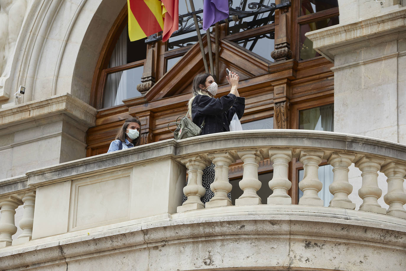 Este martes la Casa Consistorial ha vuelto a abrir sus puertas tras más de un año cerrada al público por la pandemia. Valencia ha vuelto a asomarse al balcón del Ayuntamiento de Valencia, estas son sus vistas.