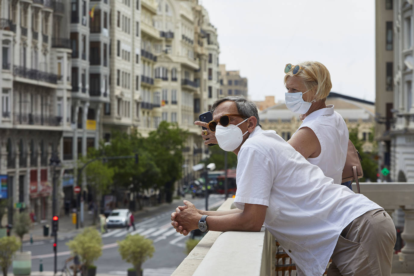 Este martes la Casa Consistorial ha vuelto a abrir sus puertas tras más de un año cerrada al público por la pandemia. Valencia ha vuelto a asomarse al balcón del Ayuntamiento de Valencia, estas son sus vistas.