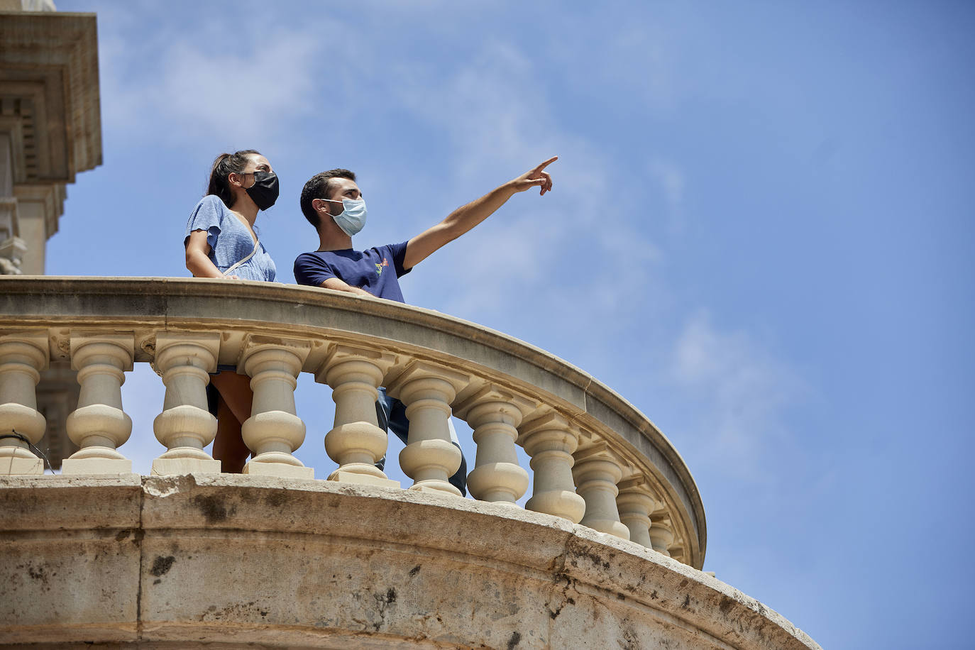 Este martes la Casa Consistorial ha vuelto a abrir sus puertas tras más de un año cerrada al público por la pandemia. Valencia ha vuelto a asomarse al balcón del Ayuntamiento de Valencia, estas son sus vistas.