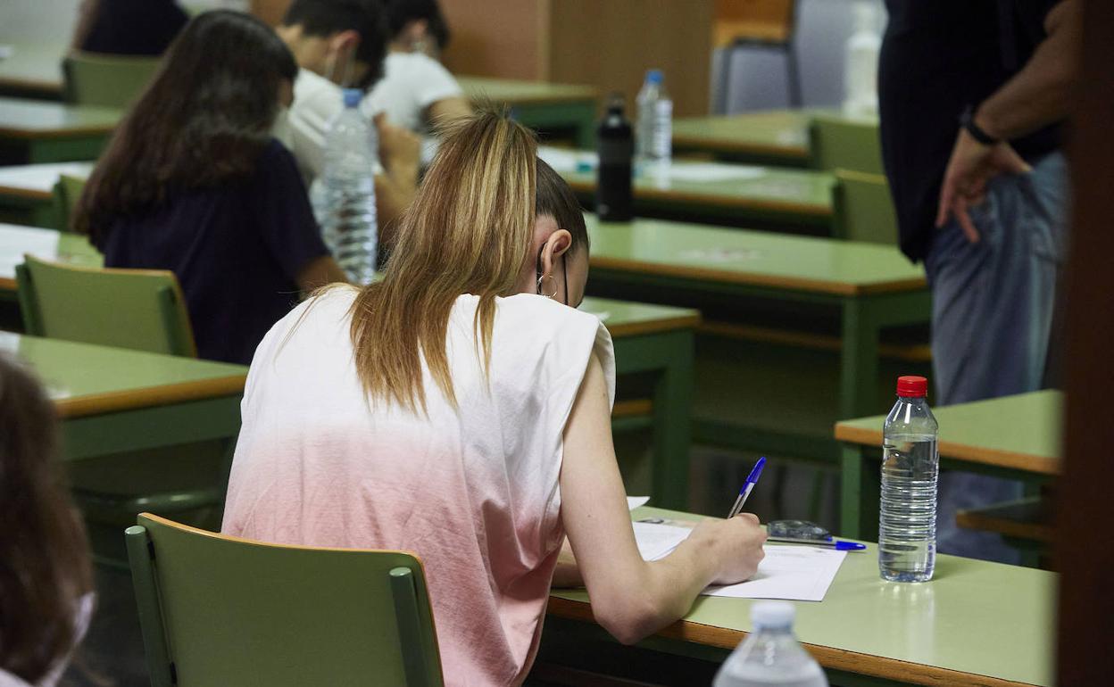 Alumnos durante el primer examen de la selectividad. 