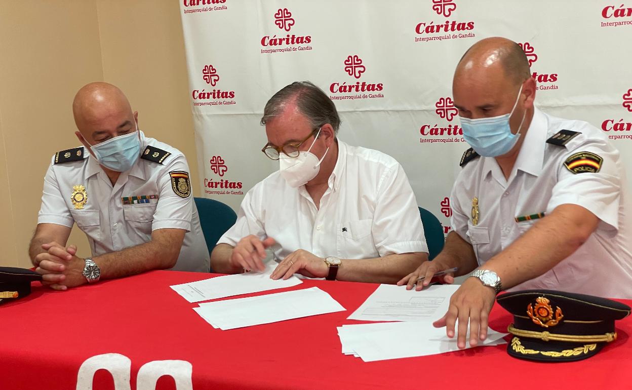 Ricardo González, Francisco Carrió y el comisario de Gandia, Fernando Ascaso. 