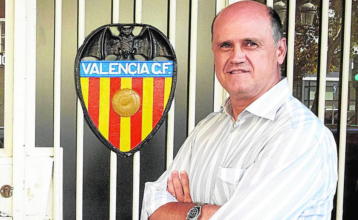 Fernando Gómez posa en una de las puertas de acceso a Mestalla. 