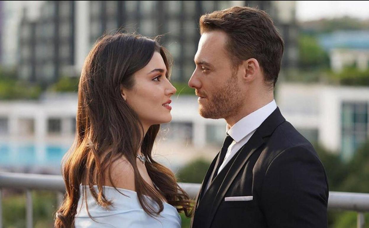 Hande Erçel y Kerem Bursim, en una escena de 'Love is in the air'.