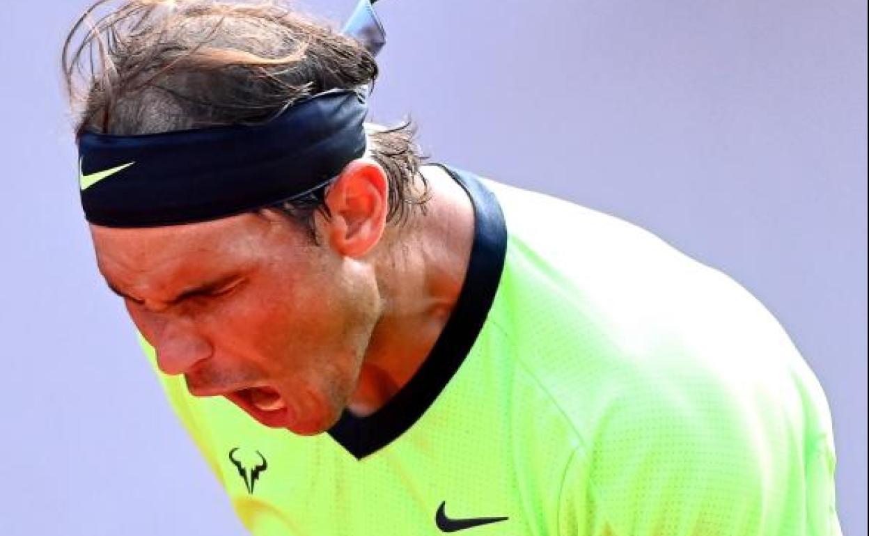 Rafa Nadal celebra un punto en su partido de cuartos de Roland Garros. 