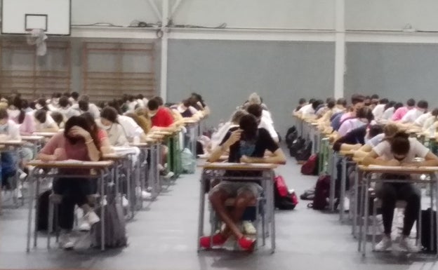 Los alumnos concentrados en el primer examen de la jornada en el pabellón polideportivo de Xàtiva. 