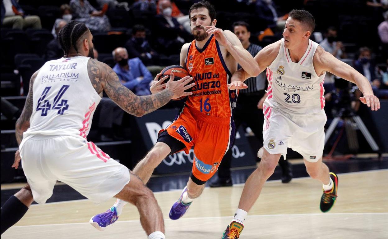 Guillem Vives ante la defensa del Real Madrid