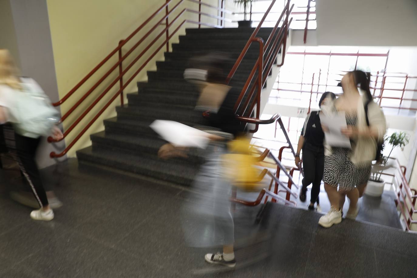 Las Pruebas de Acceso a la Universidad (PAU), la selectividad, han arrancado este martes en los campus de las cinco instituciones públicas con el examen de Historia de España. Un total de 24.557 estudiantes se han matriculado en las pruebas, que se prolongarán hasta el jueves. 